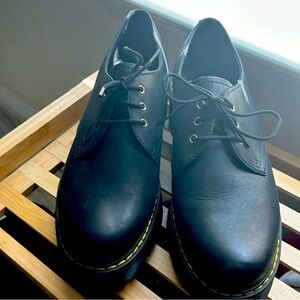 Dr. Martens Shriver Low Leather Heeled Shoe (Black)